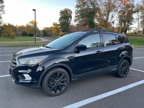 Black 2017 Ford Escape SE