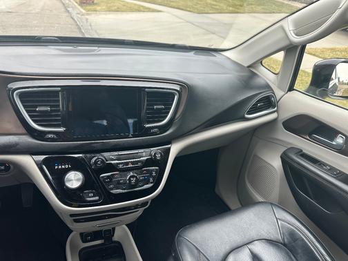 2017 Chrysler Pacifica Touring-L Plus