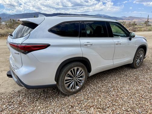 2022 Toyota Highlander Hybrid Platinum