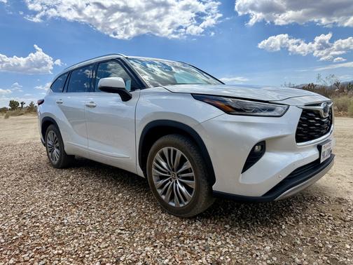 2022 Toyota Highlander Hybrid Platinum