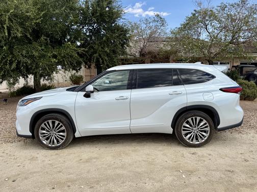 2022 Toyota Highlander Hybrid Platinum