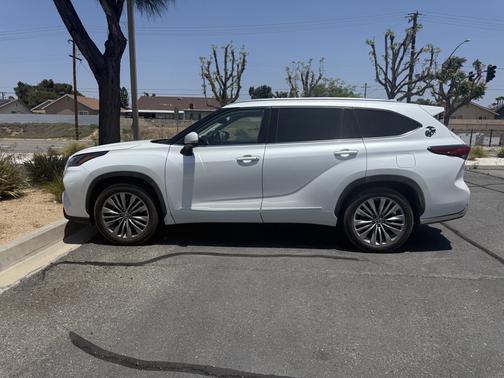 2022 Toyota Highlander Hybrid Platinum