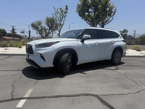 2022 Toyota Highlander Hybrid Platinum
