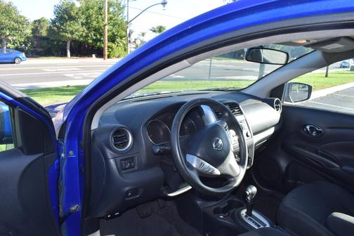 Blue 2017 Nissan Versa 1.6 SV