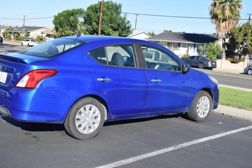 Blue 2017 Nissan Versa 1.6 SV
