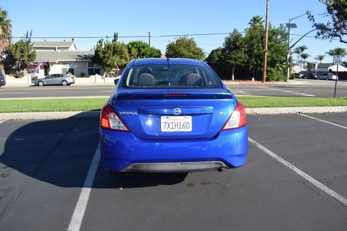 Blue 2017 Nissan Versa 1.6 SV