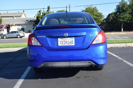 Blue 2017 Nissan Versa 1.6 SV