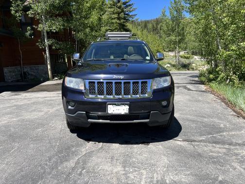 Photo 2 of 18 of 2011 Jeep Grand Cherokee Overland