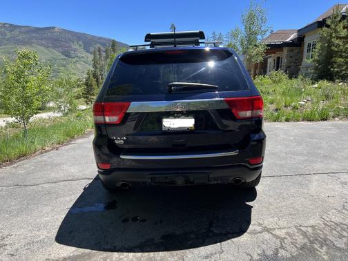 Photo 3 of 18 of 2011 Jeep Grand Cherokee Overland