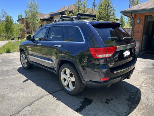 Photo 4 of 18 of 2011 Jeep Grand Cherokee Overland
