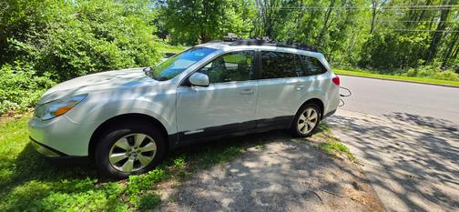 White 2012 Subaru Outback 3.6R Limited