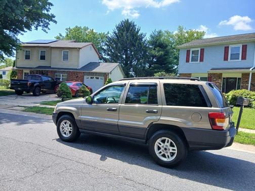 Gold 2004 Jeep Grand Cherokee Laredo
