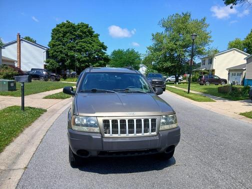 Gold 2004 Jeep Grand Cherokee Laredo