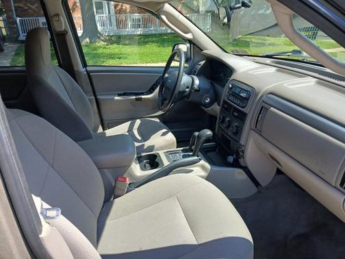 Gold 2004 Jeep Grand Cherokee Laredo