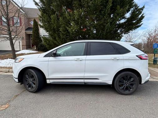 White 2022 Ford Edge SE