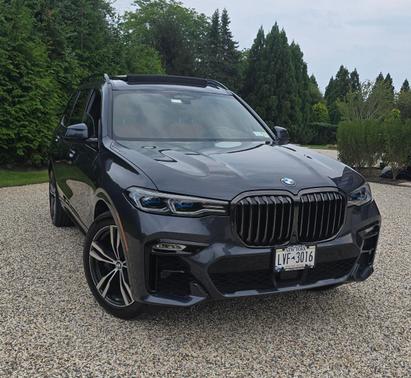Gray 2022 BMW X7 M50i
