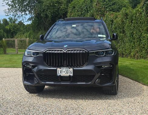 Gray 2022 BMW X7 M50i