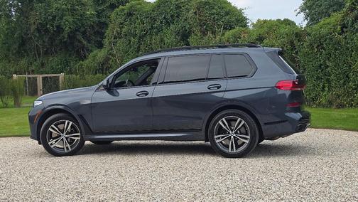 Gray 2022 BMW X7 M50i