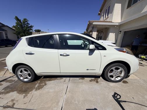 White 2011 Nissan Leaf SL