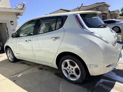 White 2011 Nissan Leaf SL