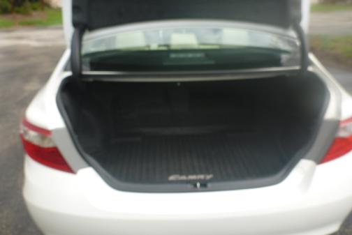 White 2015 Toyota Camry Hybrid XLE