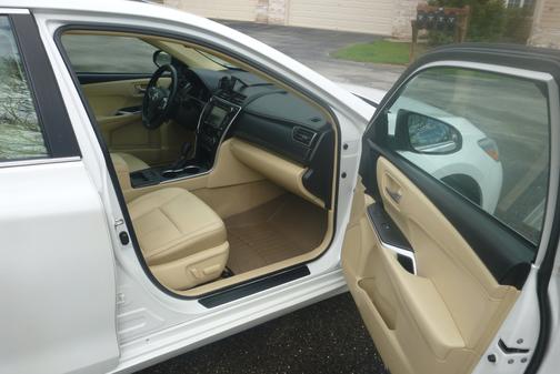 White 2015 Toyota Camry Hybrid XLE