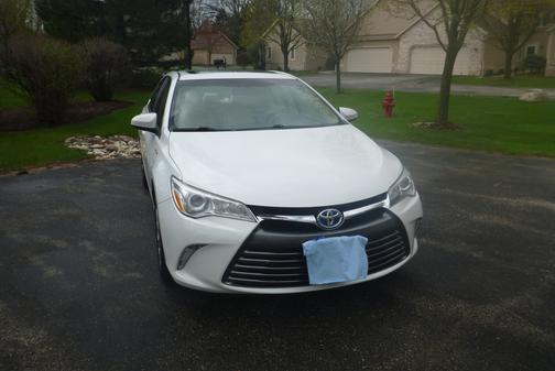 White 2015 Toyota Camry Hybrid XLE