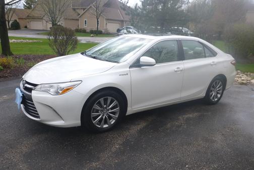 White 2015 Toyota Camry Hybrid XLE