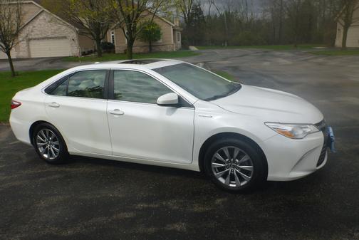 White 2015 Toyota Camry Hybrid XLE