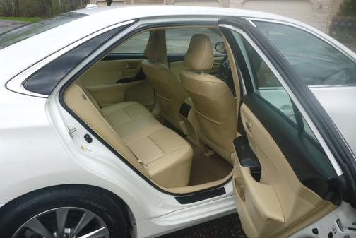 White 2015 Toyota Camry Hybrid XLE