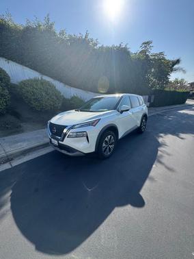 White 2022 Nissan Rogue SV