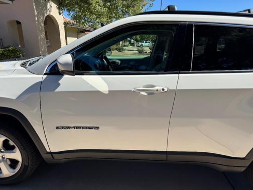 White 2018 Jeep Compass Latitude