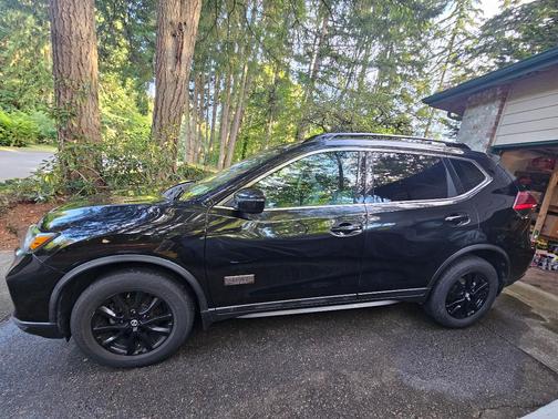 Black 2017 Nissan Rogue SV