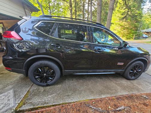 Black 2017 Nissan Rogue SV