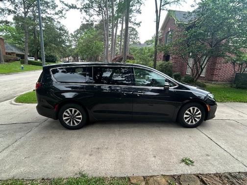 Black 2022 Chrysler Pacifica Hybrid Touring L