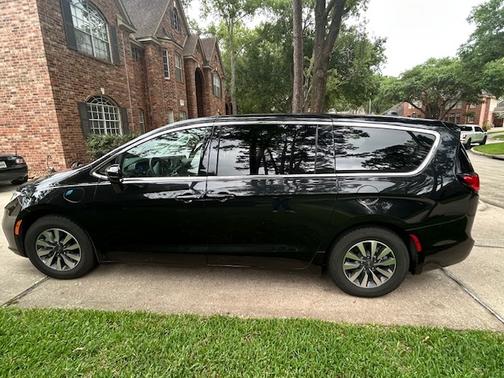 Black 2022 Chrysler Pacifica Hybrid Touring L