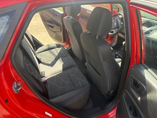 Red 2013 Ford Fiesta SE