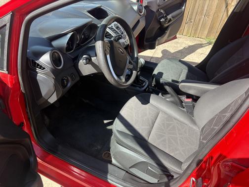 Red 2013 Ford Fiesta SE