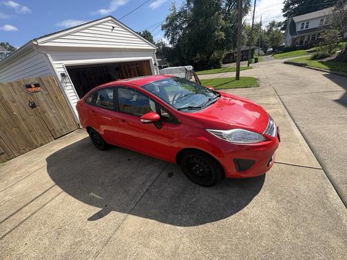 Red 2013 Ford Fiesta SE