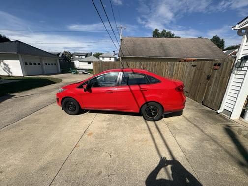 Red 2013 Ford Fiesta SE