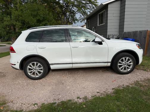 White 2013 Volkswagen Touareg VR6 Sport