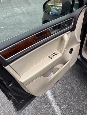 2012 Volkswagen Touareg VR6 Lux