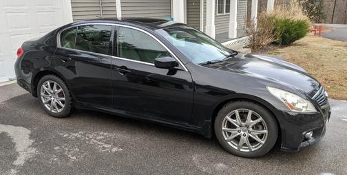 Black 2010 INFINITI G37 x