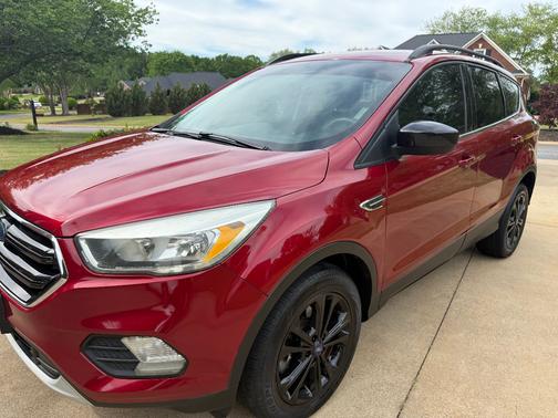 Red 2017 Ford Escape SE