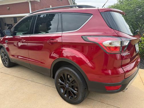 Red 2017 Ford Escape SE