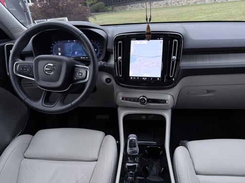 2023 Volvo XC40 B5 Plus Dark Theme