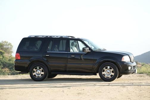 Black 2005 Lincoln Navigator Luxury