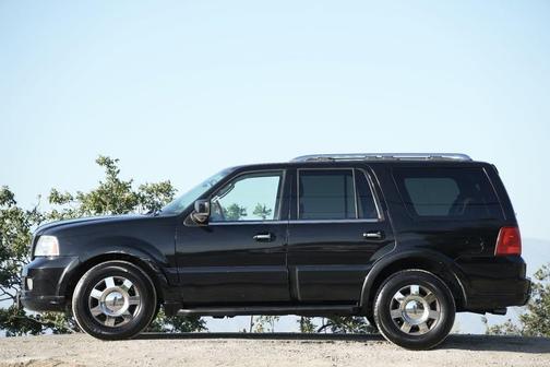 Black 2005 Lincoln Navigator Luxury