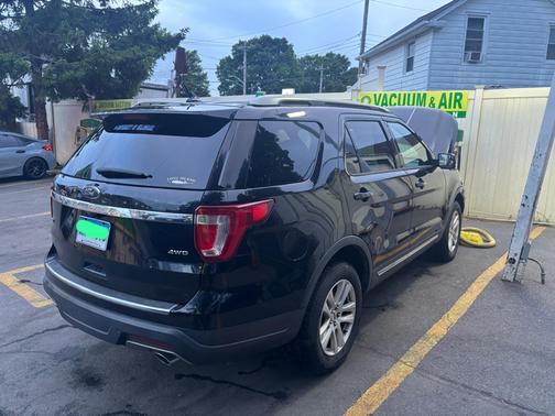 Black 2018 Ford Explorer XLT