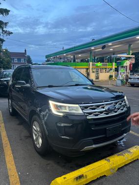 Black 2018 Ford Explorer XLT